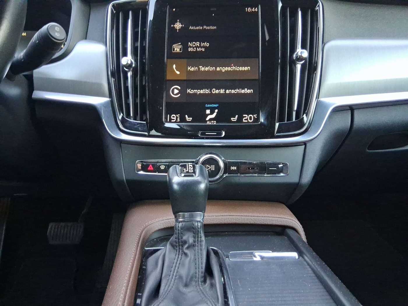 Volvo  D4 Momentum Pro Navi Leder ACC Kamera AHK Met.