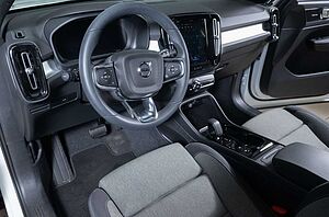 Volvo  B4 Plus Dark 2WD Navi ACC 2-Zonen-Klimaautomatik