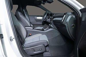Volvo  B4 Plus Dark 2WD Navi ACC 2-Zonen-Klimaautomatik