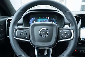 Volvo  B4 Plus Dark 2WD Navi ACC 2-Zonen-Klimaautomatik