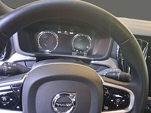 Volvo  B4  R Design Navi ACC Panoramaschiebedach