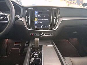 Volvo  B4  R Design Navi ACC Panoramaschiebedach