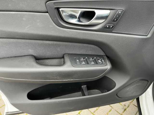 Volvo  R Design 2WD D4 Navi digitales Cockpit Memory Sitze Soundsystem LED Kurvenlicht