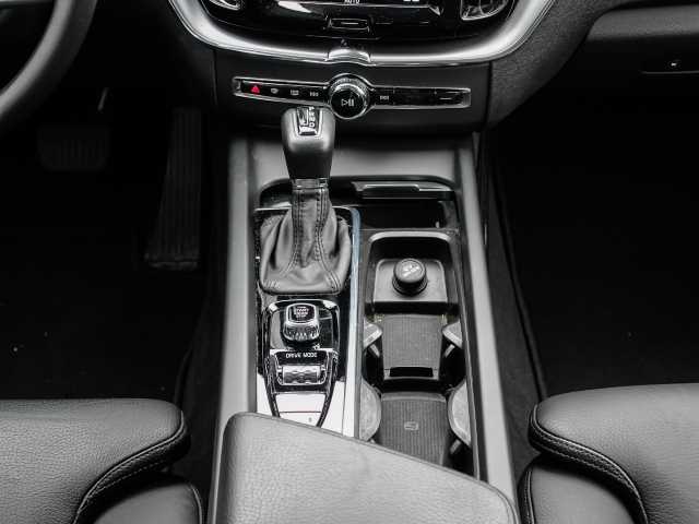 Volvo  Momentum Pro 2WD D4 EU6d-T Navi Leder digitales Cockpit Memory Sitze Soundsystem