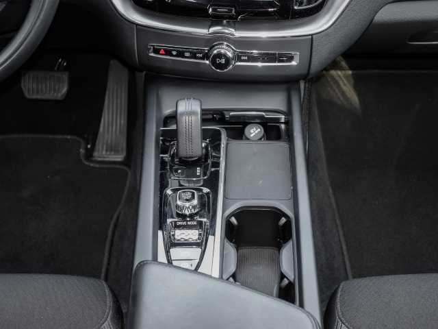 Volvo  Momentum Pro AWD B4 Diesel EU6d Allrad StandHZG Navi digitales Cockpit Soundsyst