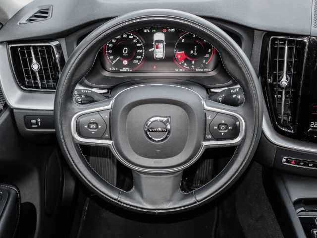 Volvo  Momentum Pro AWD B4 Diesel EU6d Allrad StandHZG Navi digitales Cockpit Soundsyst