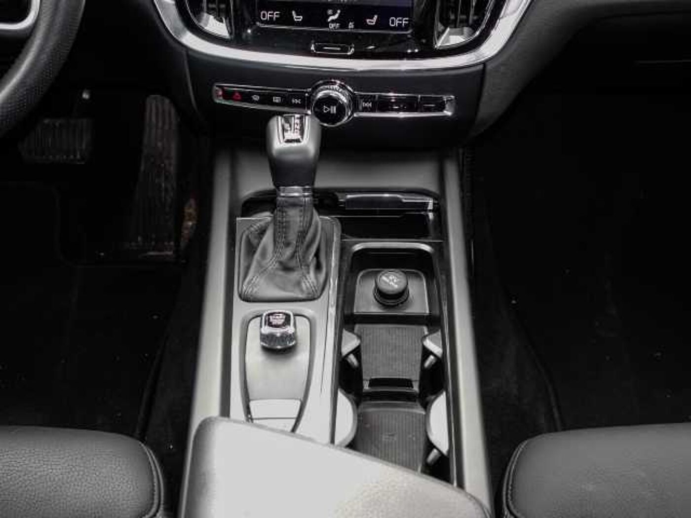 Volvo  Kombi Momentum AWD D4 EU6d-T Allrad Navi Leder digitales Cockpit Soundsystem LED