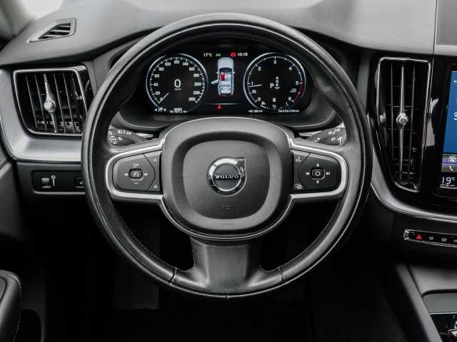 Volvo  Momentum Pro AWD B4 Diesel EU6d Allrad StandHZG Navi Leder digitales Cockpit Sou