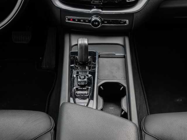 Volvo  Momentum Pro AWD B4 Diesel EU6d Allrad StandHZG Navi Leder digitales Cockpit Sou