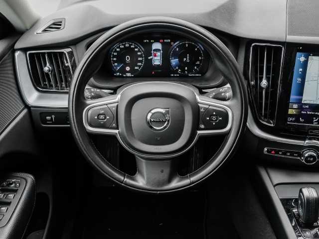 Volvo  Momentum Pro AWD B4 Diesel EU6d Allrad StandHZG Navi Leder digitales Cockpit