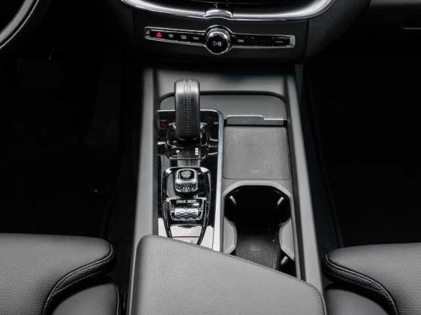 Volvo  Momentum Pro AWD B4 Diesel EU6d Allrad Navi Leder digitales Cockpit Soundsystem