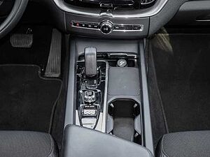 Volvo  Momentum Pro AWD B4 Diesel EU6d Allrad StandHZG Navi digitales Cockpit Soundsyst