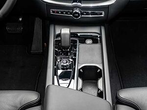 Volvo  Plus Dark 2WD B4 Benzin EU6d AHK digitales Cockpit Memory Sitze Soundsystem