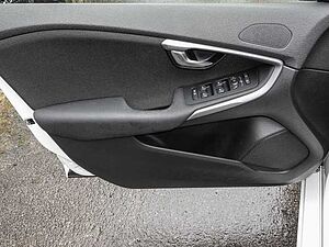 Volvo  Kinetic T2 Navi Soundsystem  Sperrdiff. Mehrzonenklima SHZ Keyless Notbremsass.