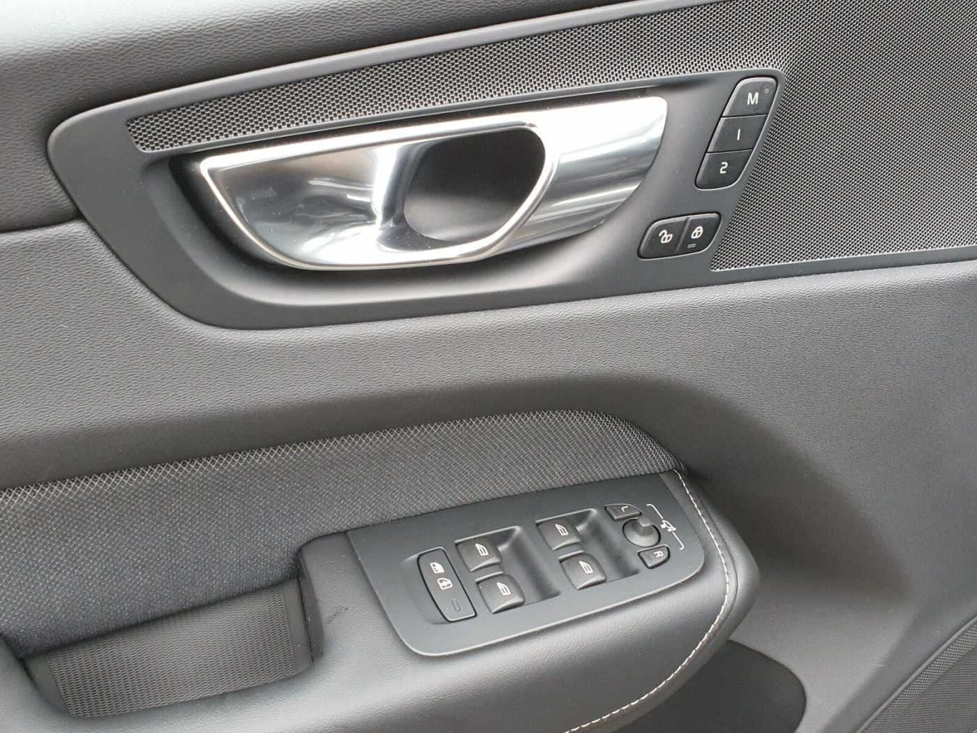 Volvo  Recharge T6 Plus Black Edition 21'|LED|PANO