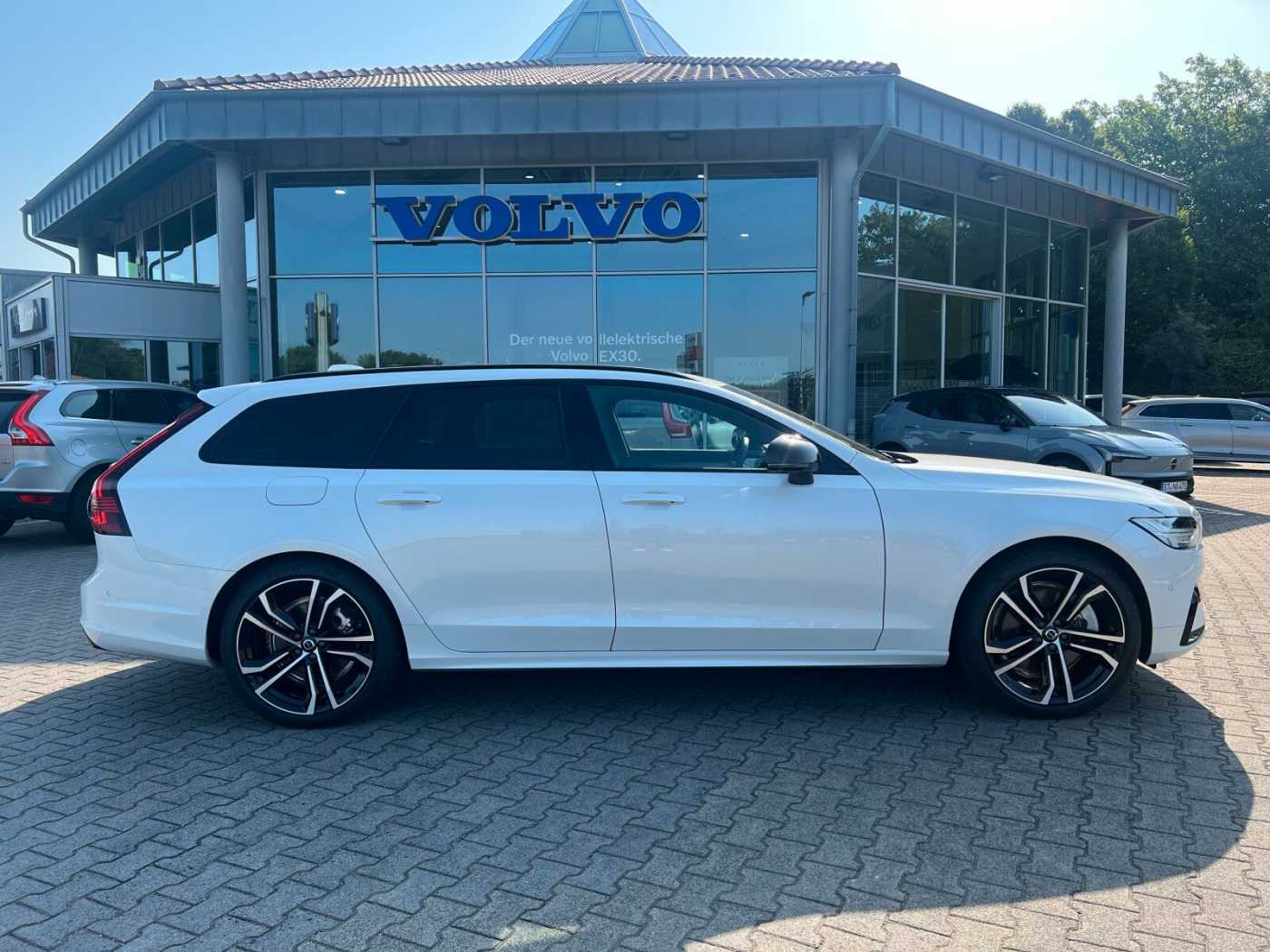 Volvo  Recharge T6 Ultra Dark ||LUFT|AHK|B&W|PANO||