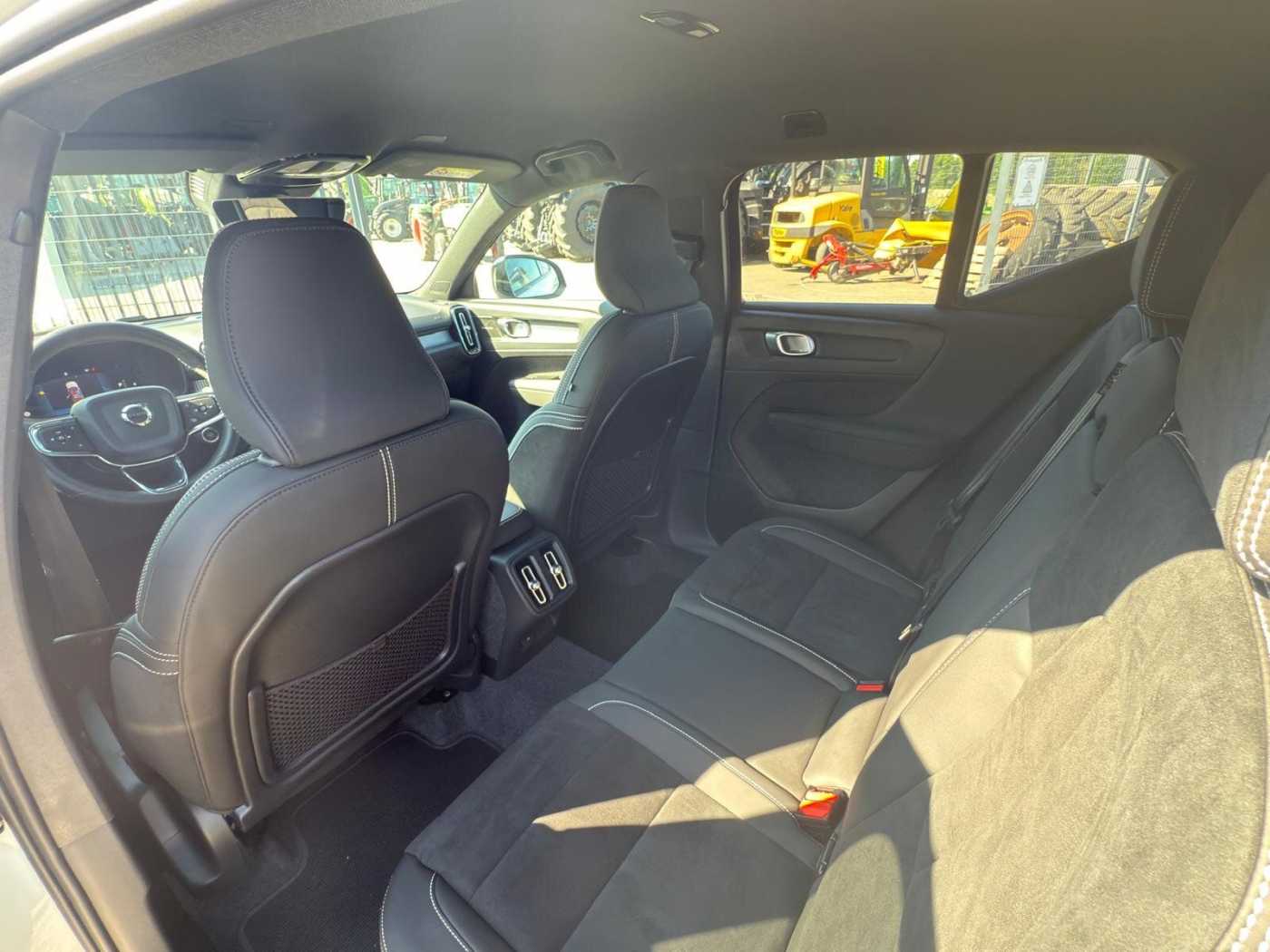 Volvo  B4 2WD Plus Dark 20'|AHK|360CAM|CONNECT
