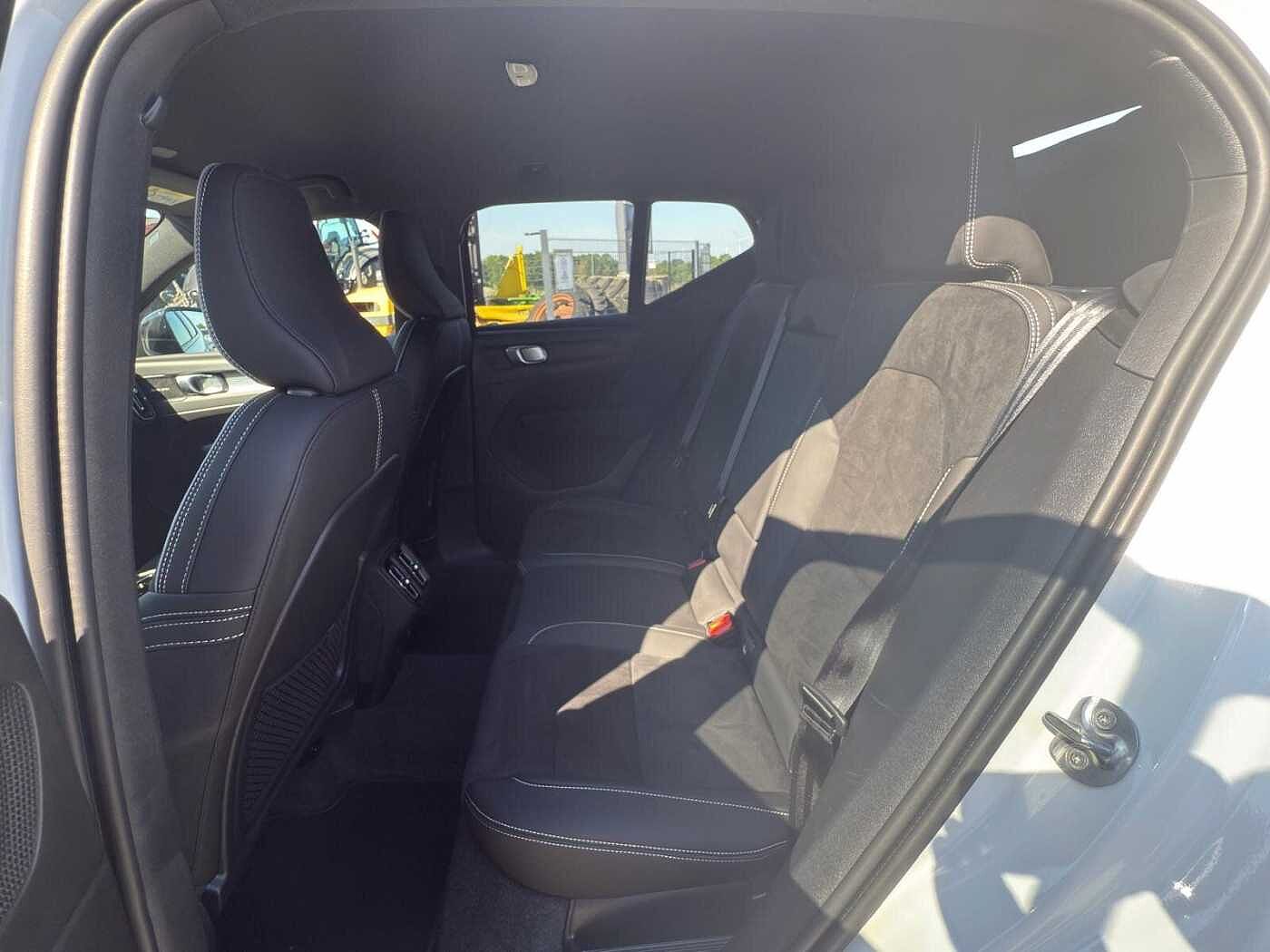Volvo  B4 2WD Plus Dark 20'|AHK|360CAM|CONNECT