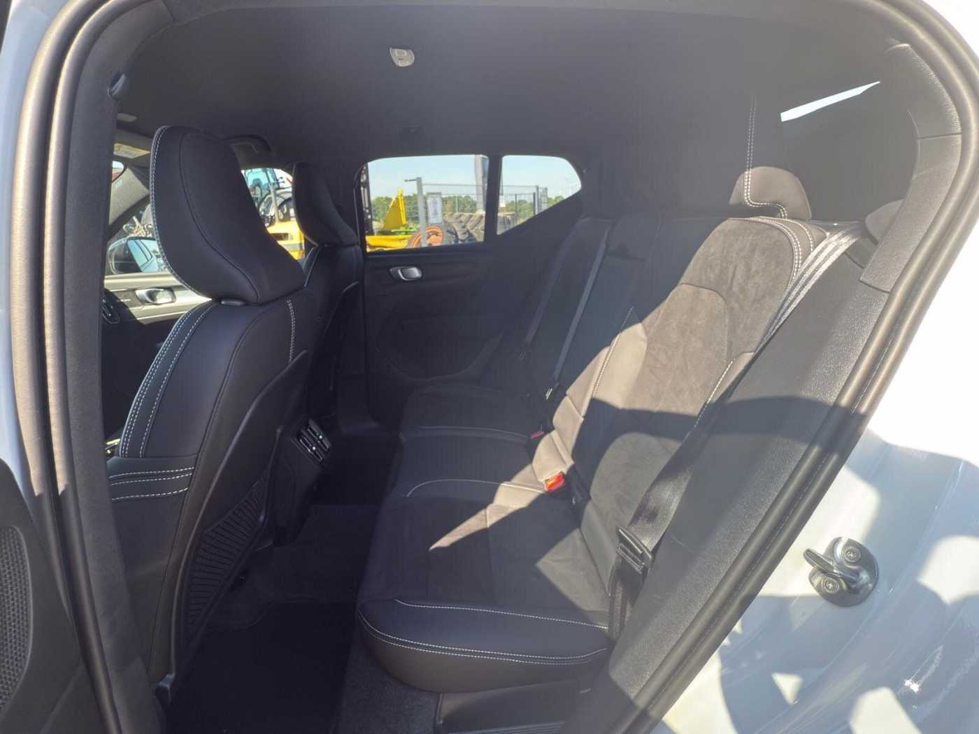 Volvo  B4 2WD Plus Dark 20'|AHK|360CAM|CONNECT