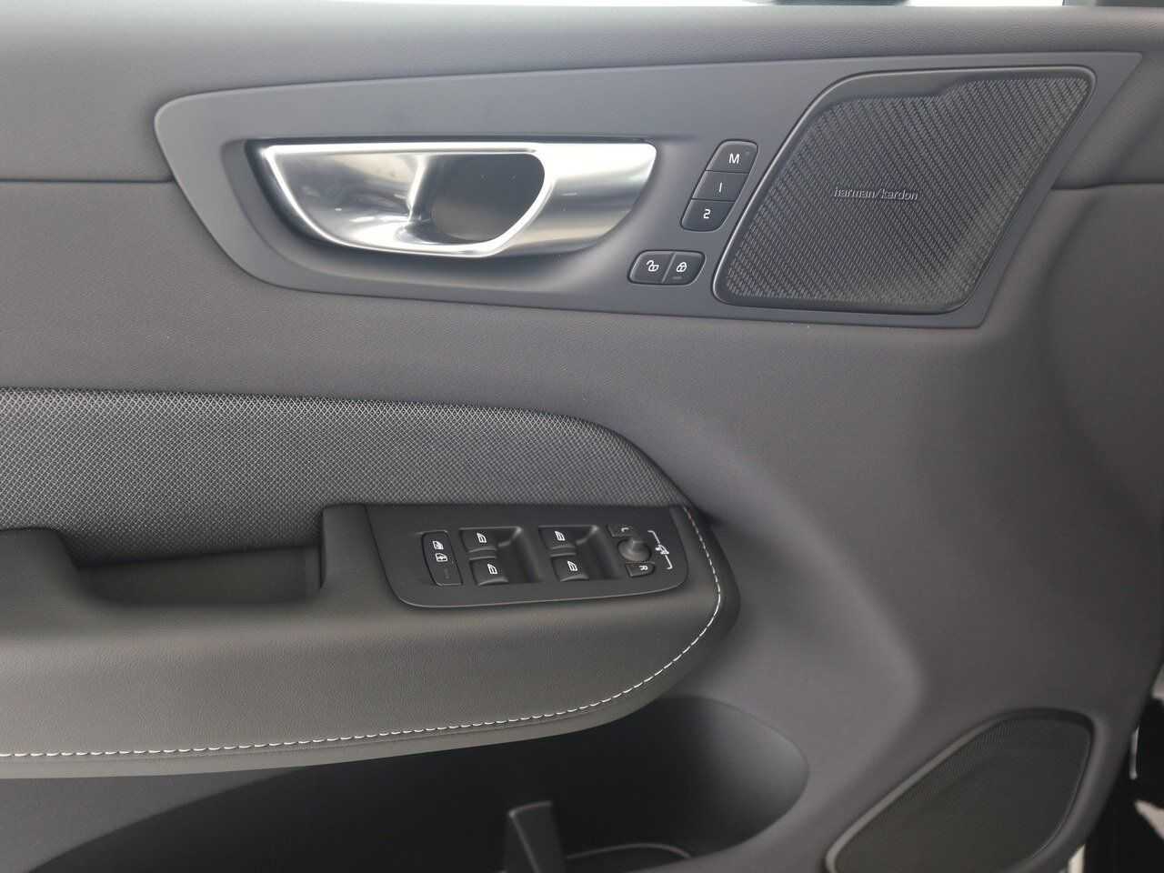 Volvo  T6 AWD Plus Black Edition PANO|HEAD UP|LUFT