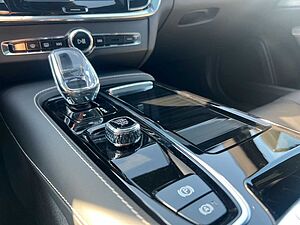 Volvo  Recharge T6 Ultra Dark ||LUFT|AHK|B&W|PANO||
