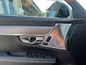Volvo  Recharge T6 Ultra Dark ||LUFT|AHK|B&W|PANO||