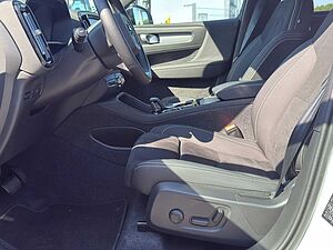 Volvo  B4 2WD Plus Dark 20'|AHK|360CAM|CONNECT