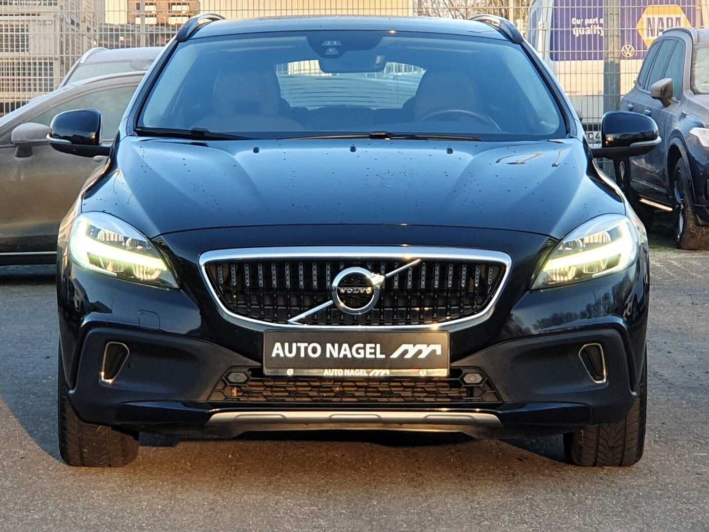 Volvo  D3 Momentum Navi/Pano-Dach/LED