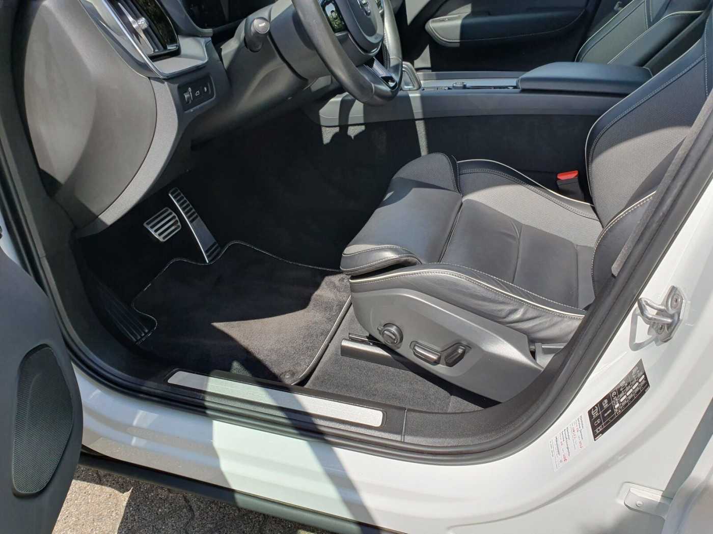 Volvo  T6 Twin Engine AWD R Design Plug-In | PANO