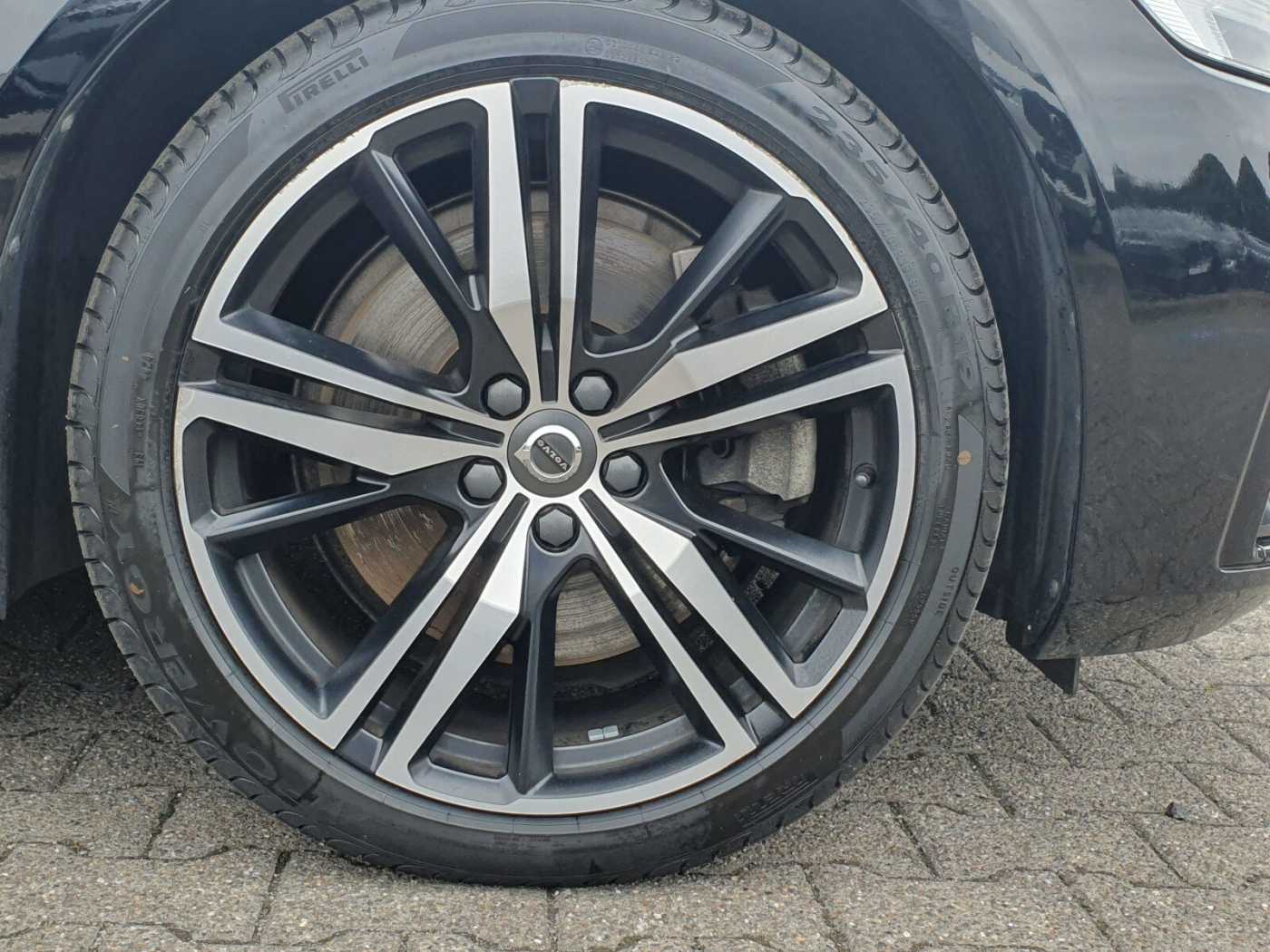 Volvo  Recharge T8 Plus Dark LONG RANGE PANO|