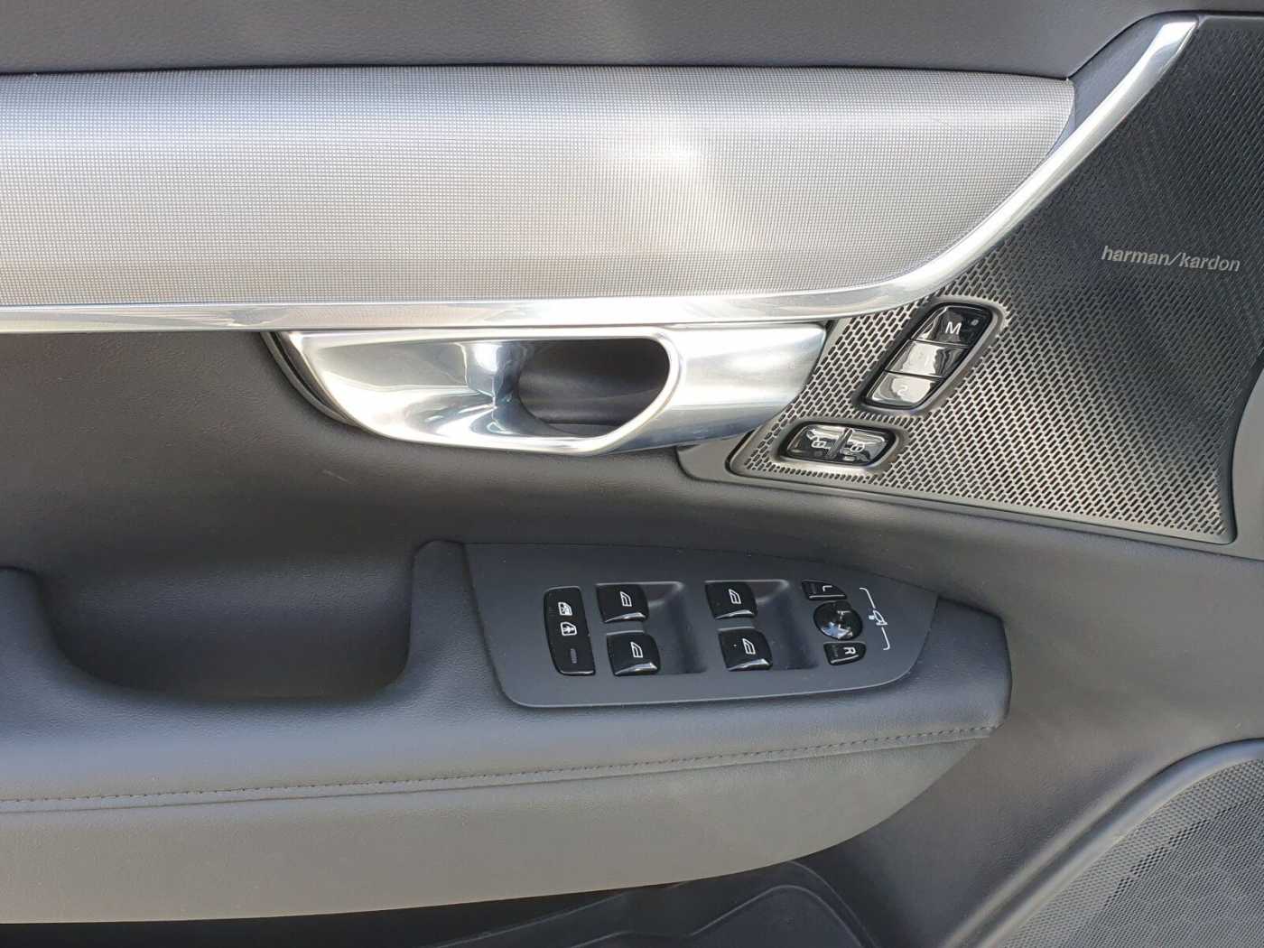 Volvo  B4 Ultimate Dark SD/Keyless-Start/Autom. /LED