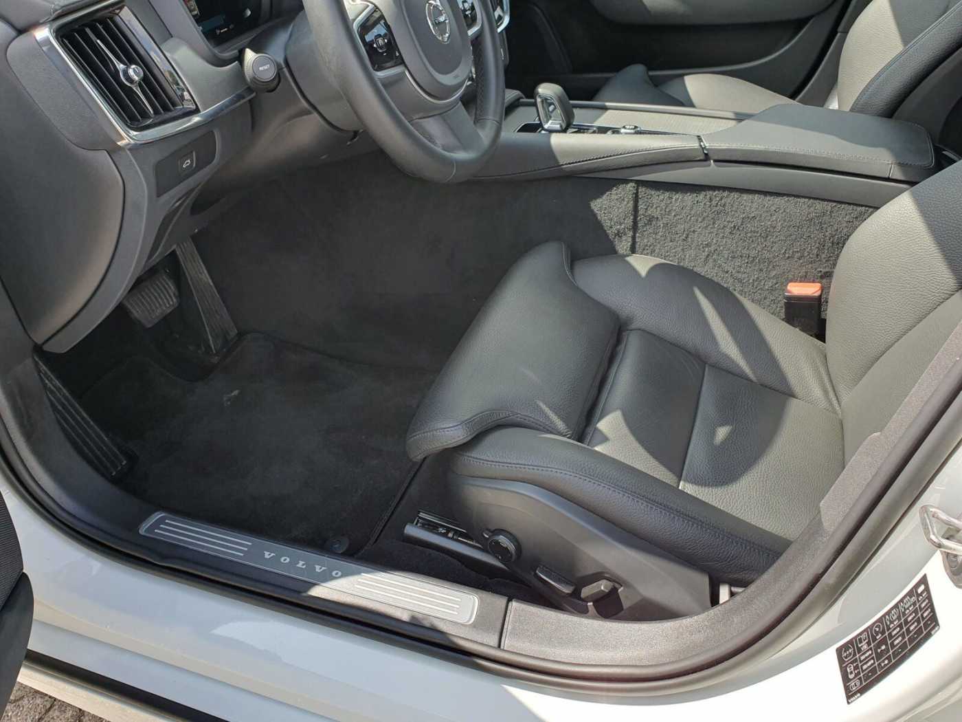 Volvo  B4 Ultimate Dark SD/Keyless-Start/Autom. /LED