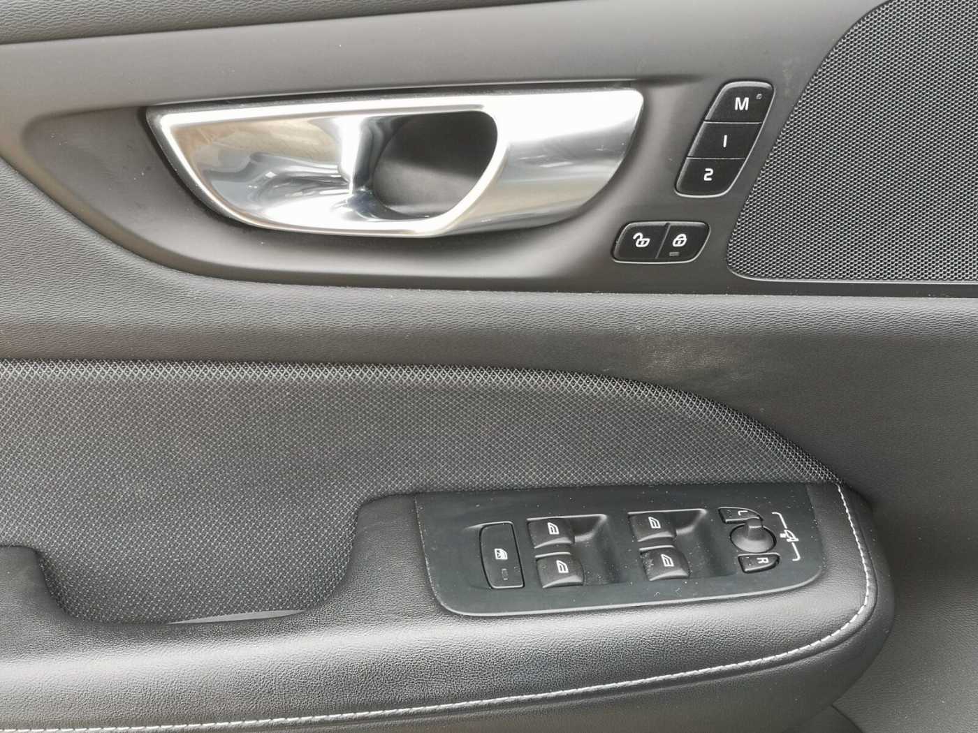 Volvo  Recharge T6 Plus Dark