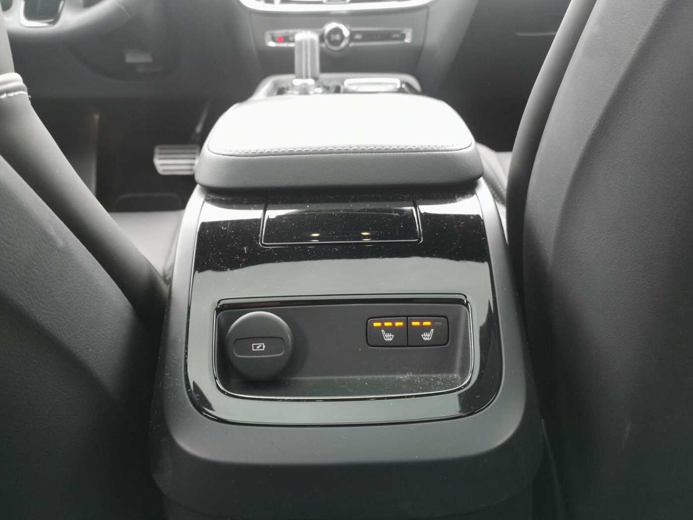 Volvo  Recharge T8 Plus Dark PANO|AHK|