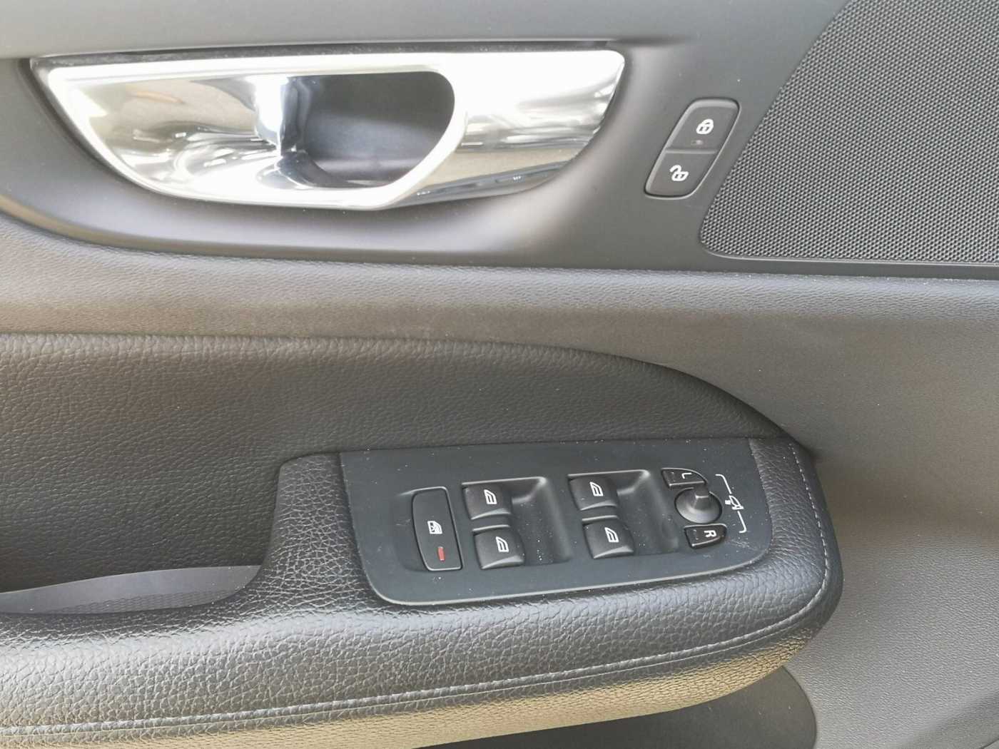 Volvo  D3 Momentum Navi/SD/Keyless-Start/Autom. /LED