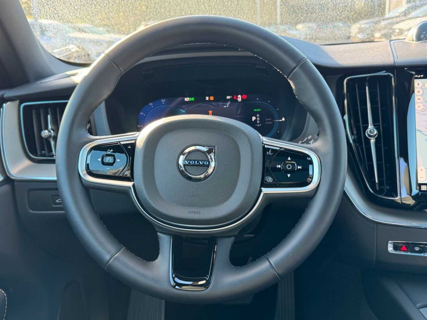 Volvo  T6 Plus Black Edition PANO