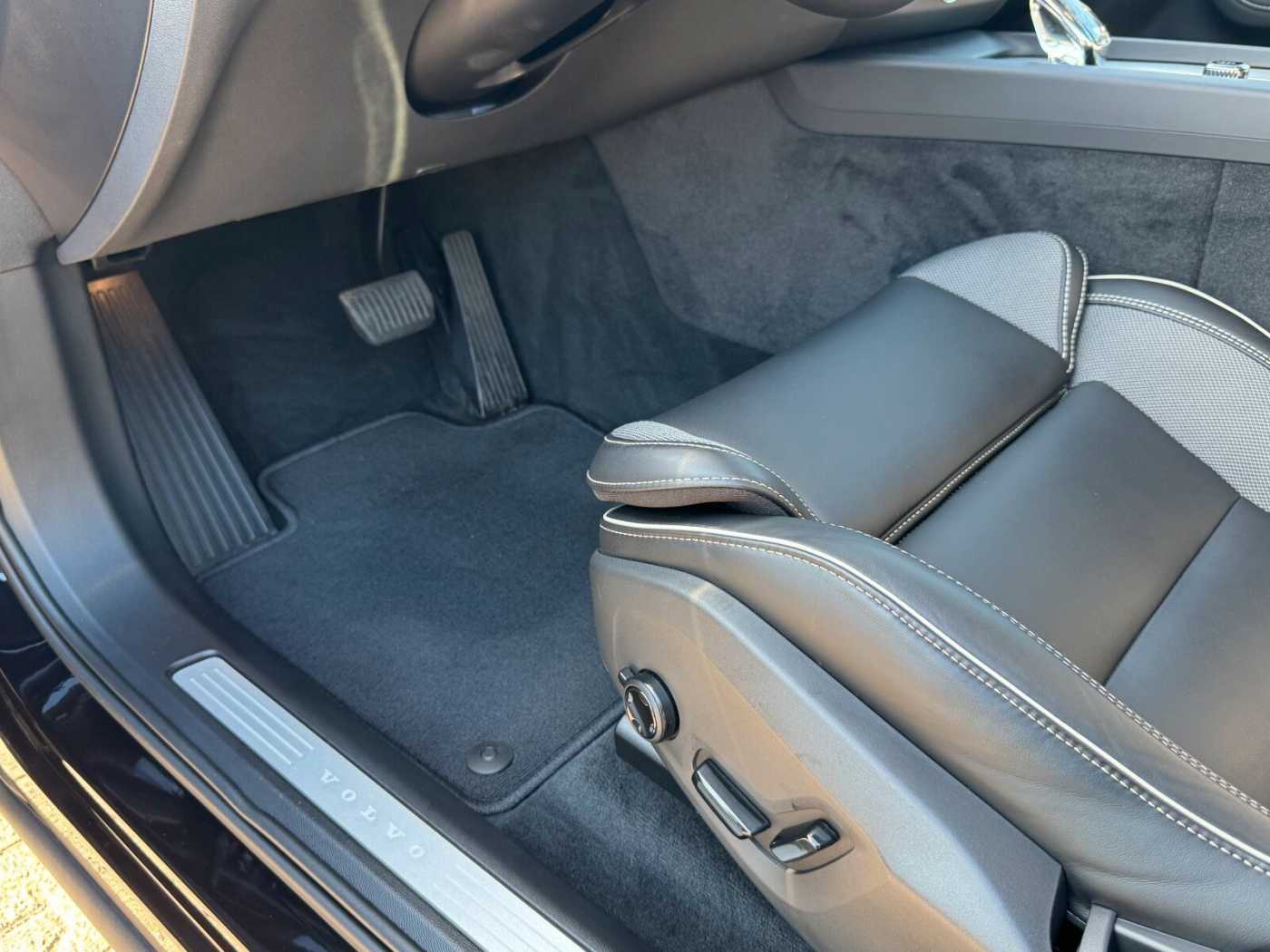 Volvo  T6 Plus Black Edition PANO