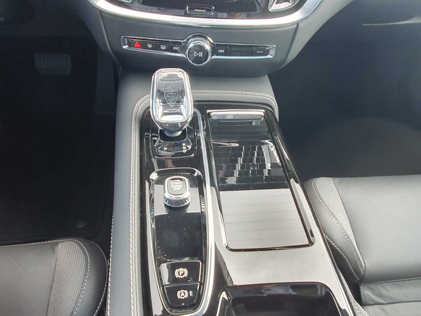 Volvo  T6 Recharge Plus Dark PANO|