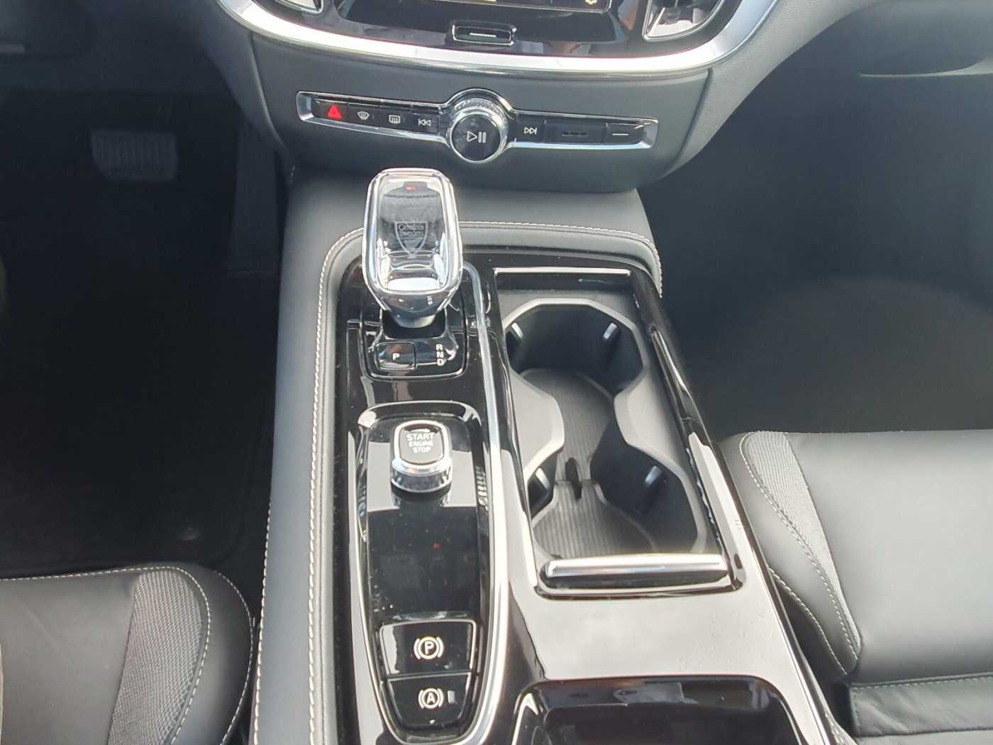 Volvo  T6 Recharge Plus Dark PANO|