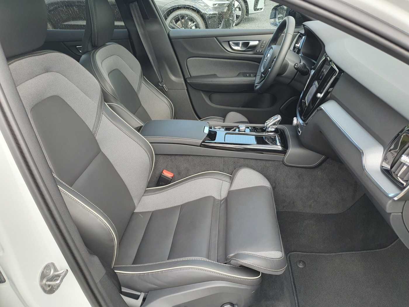 Volvo  T6 Recharge Plus Dark PANO|