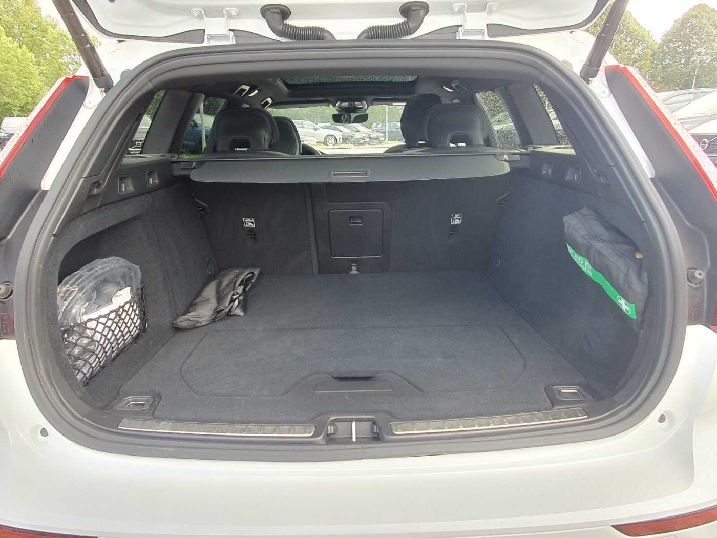 Volvo  T6 Recharge Plus Dark PANO|