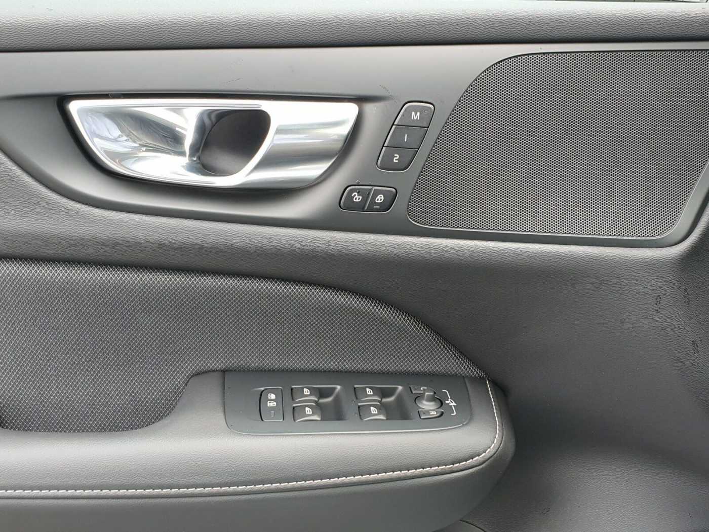 Volvo  T6 Recharge Plus Dark PANO|