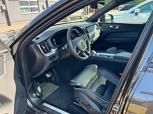 Volvo  B4 Autom. AWD Ultimate Dark PANO|AHK|