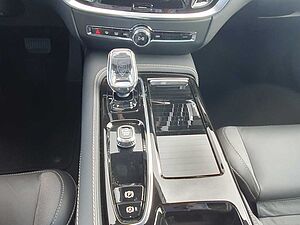 Volvo  T6 Recharge Plus Dark PANO|