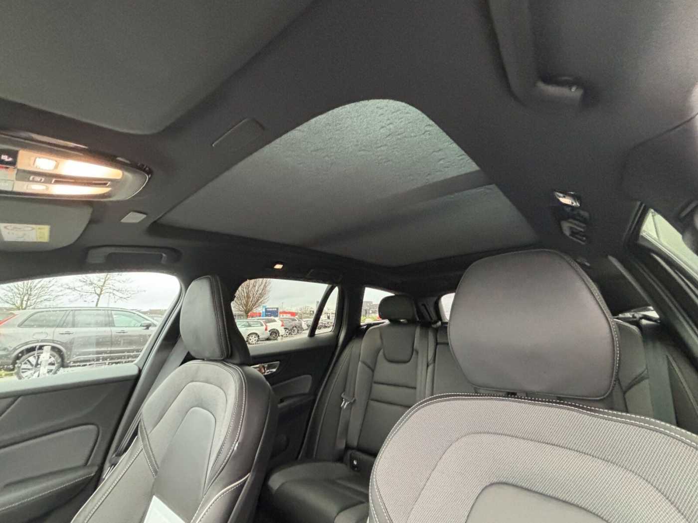 Volvo  Recharge T6 Plus Dark PANO|