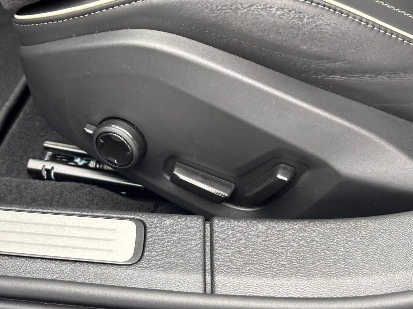 Volvo  Recharge T6 Plus Dark PANO|