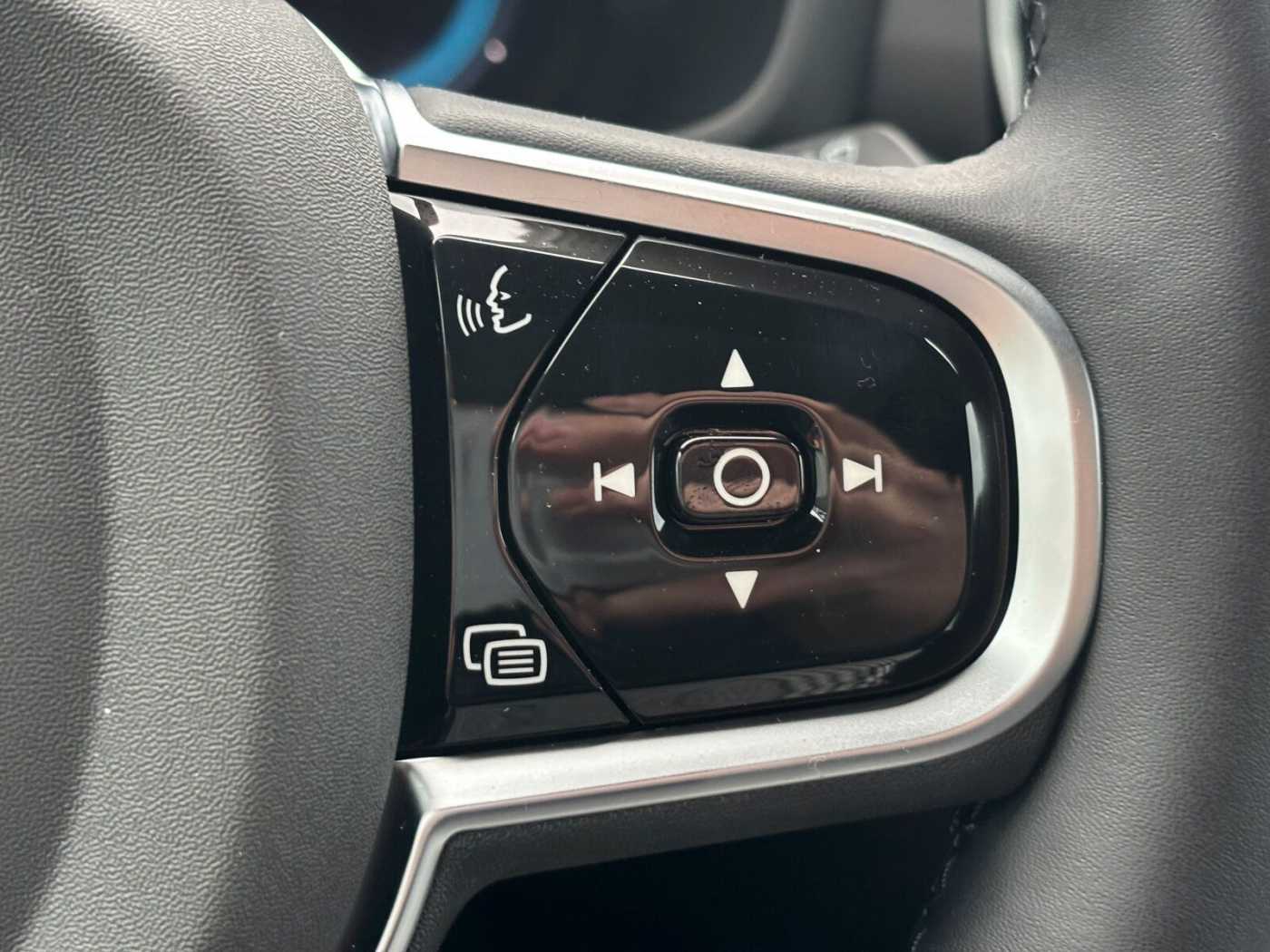 Volvo  Recharge T6 Plus Dark PANO|