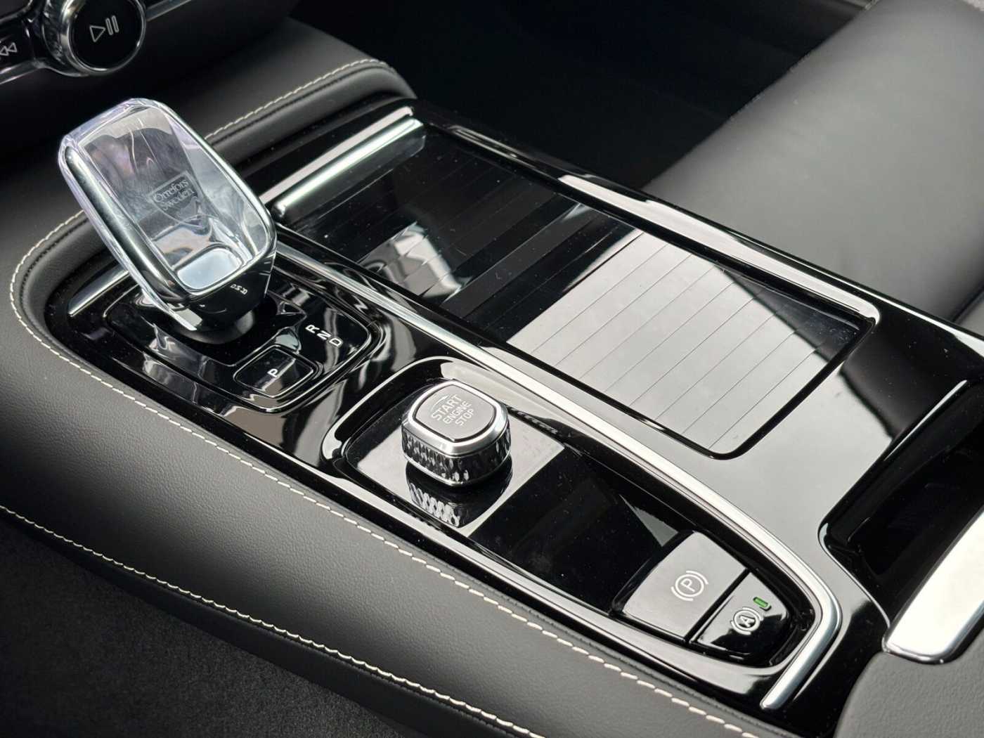 Volvo  Recharge T6 Plus Dark PANO|