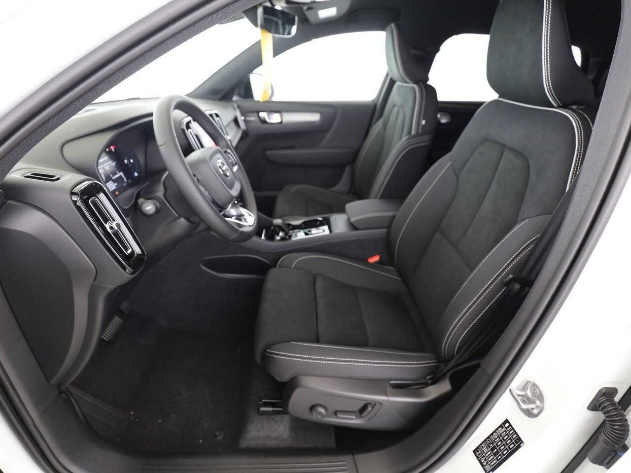 Volvo  B4 2WD Plus Dark 20'|AHK|360CAM|CONNECT