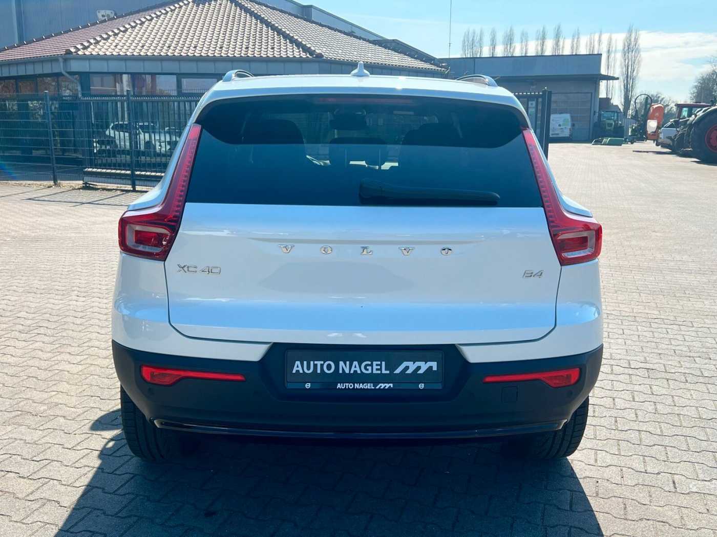 Volvo  B4 2WD Plus Dark 20'|AHK|360CAM|CONNECT